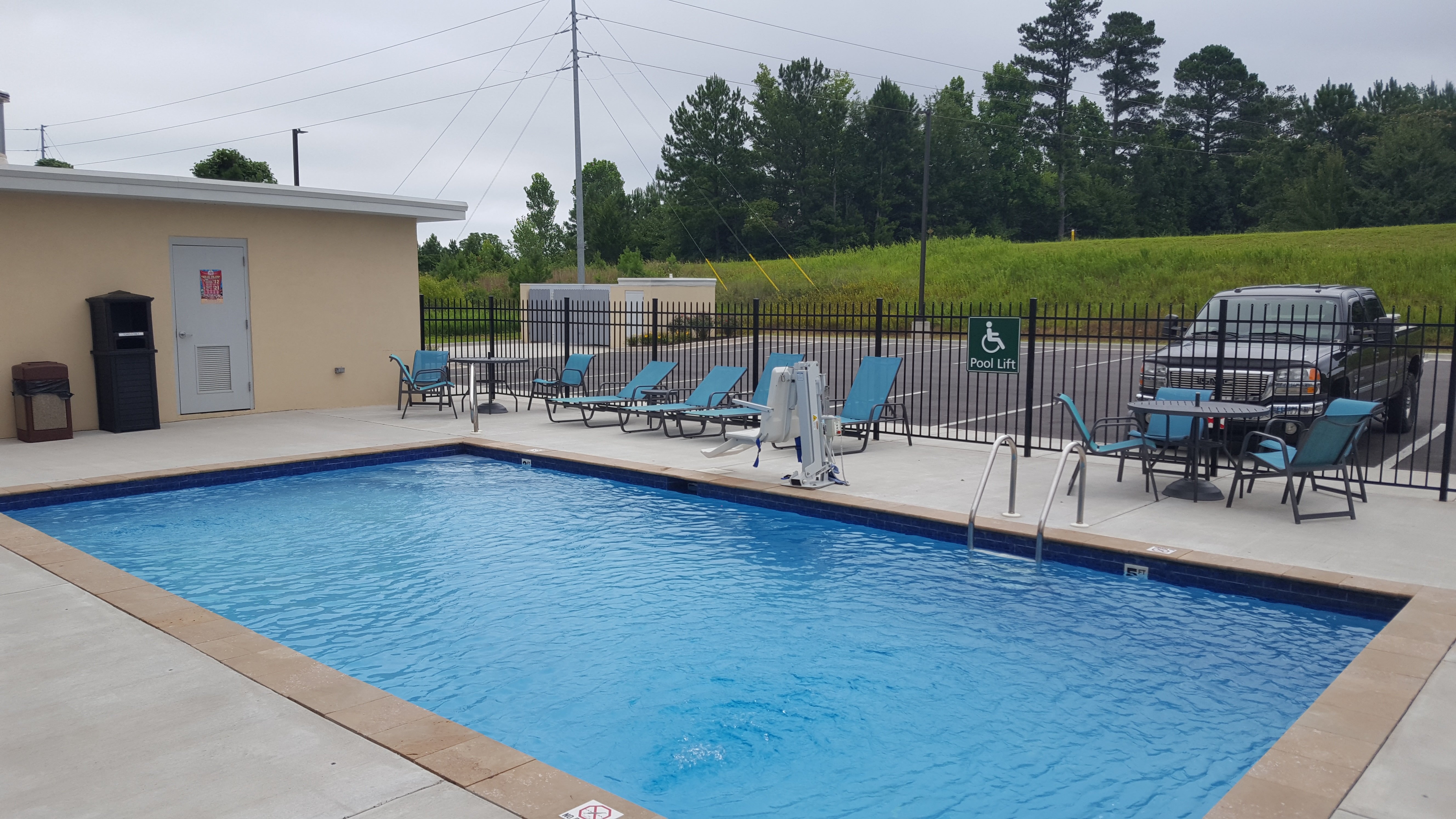 La Quinta Inn & Suites By Wyndham Cullman-泳池