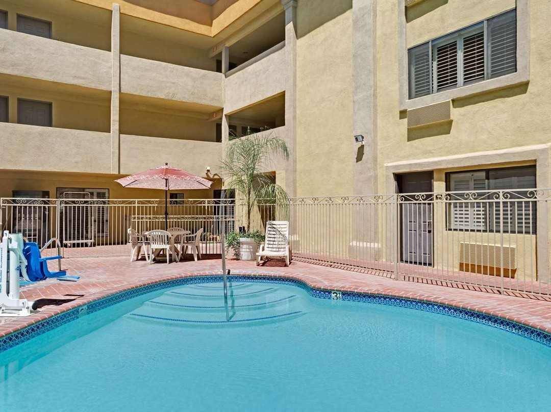 西柯维纳市戴斯酒店主图