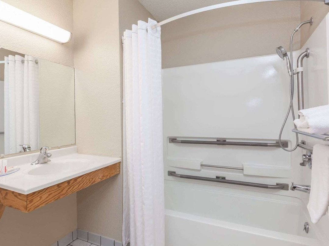 邓巴-查尔斯顿地区速8酒店主图