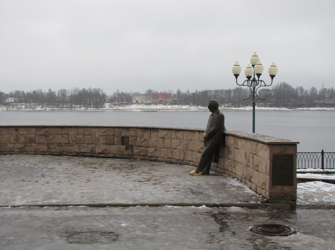 Monument to Lev Oshanin-Rybinsk必去景点