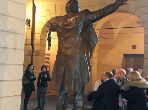 Monumento a Luciano Pavarotti-摩德纳必去景点