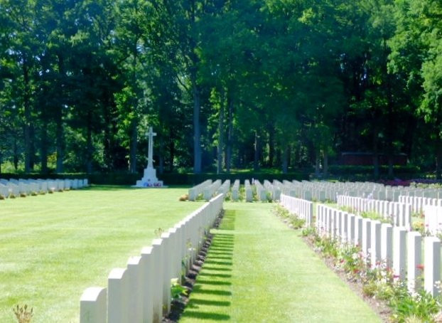 Airborne Cemetery景点图片