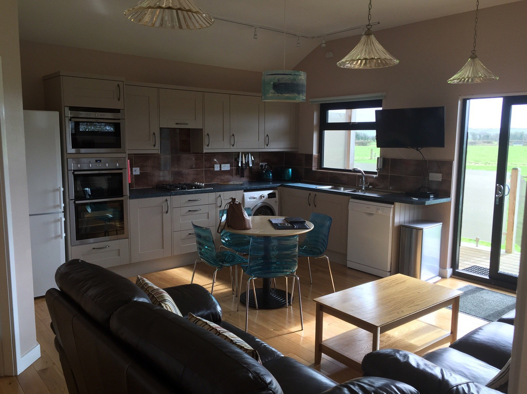 Tor Farm Lodges - Private Hot Tubs, Shared Seasonal Outdoor Pool, Dog Friendly
