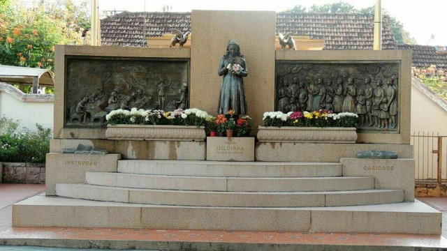 Mausoleu Da Menina Izildinha