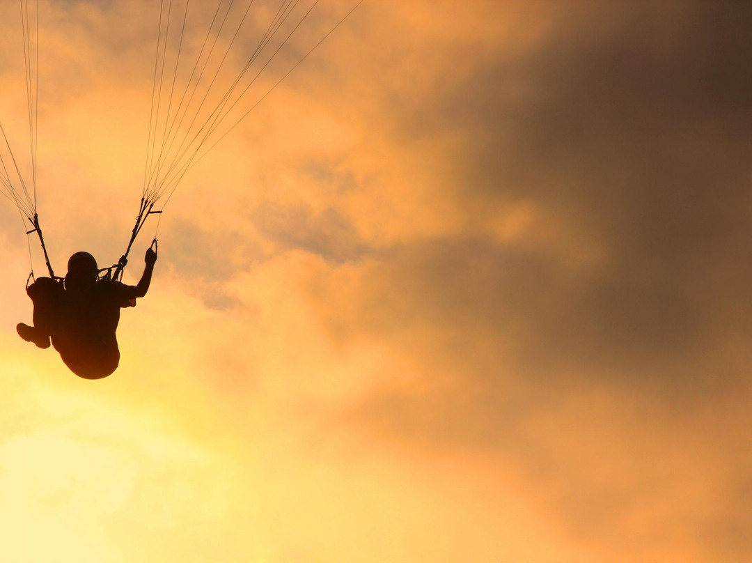 Tandem Paragliding Flights-圣波拉必去景点