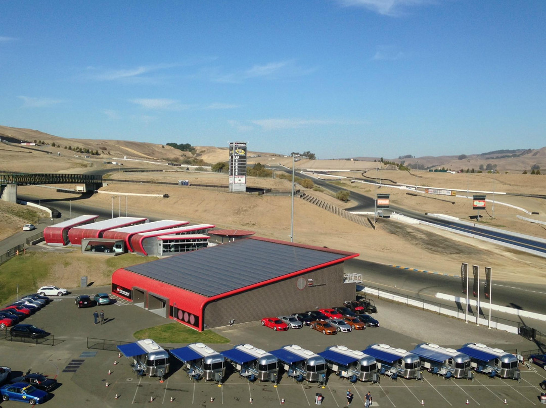 Simraceway Performance Driving Center景点图片