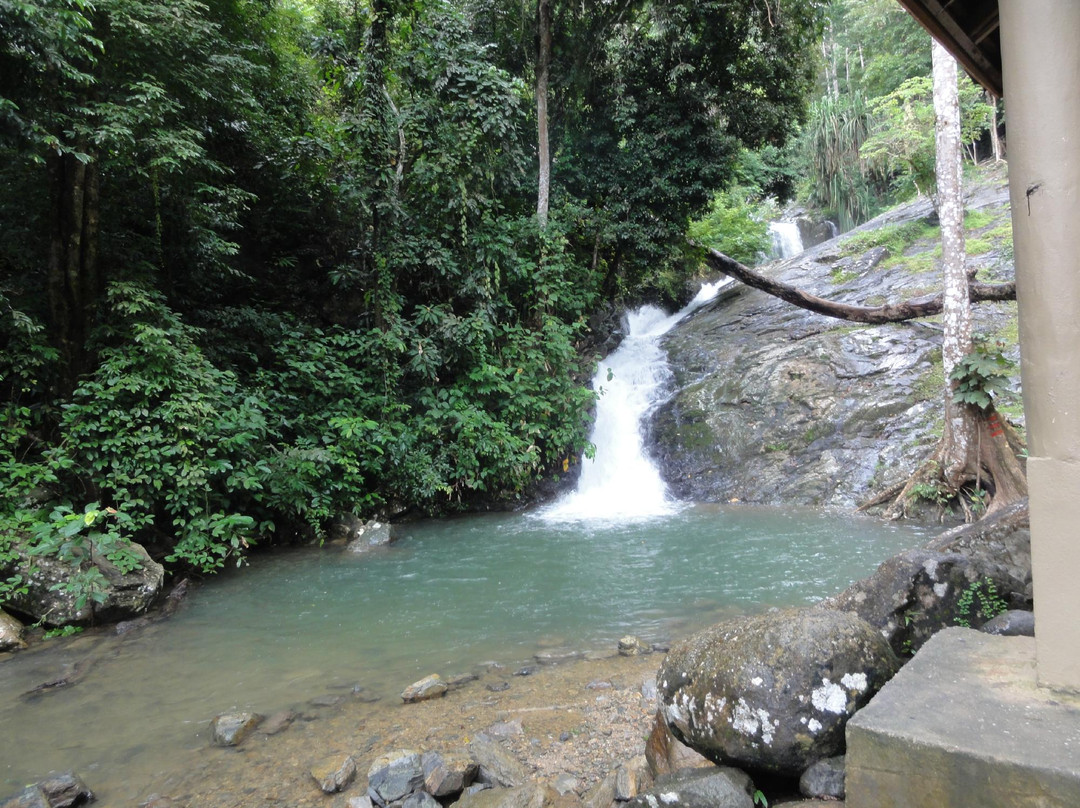 Durian Perangin Waterfall景点图片
