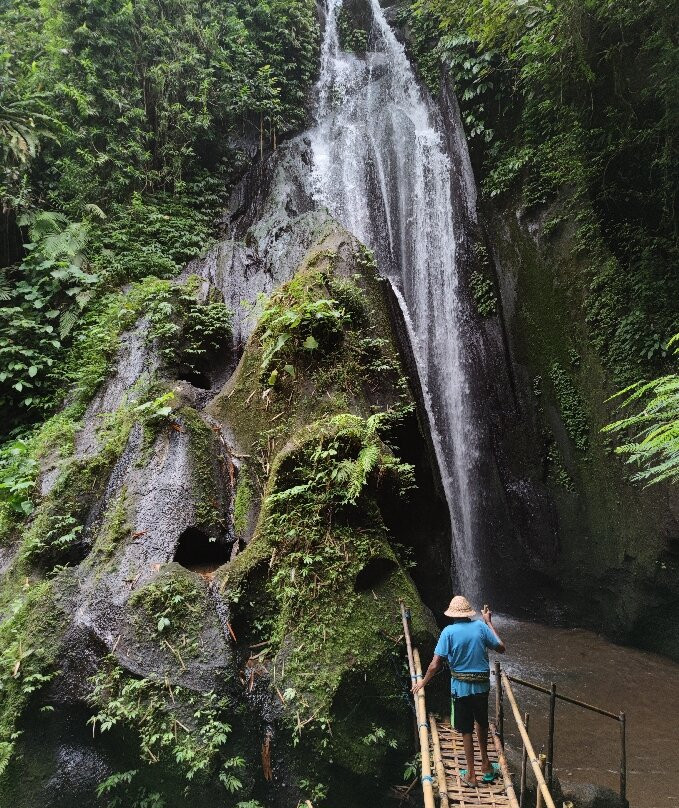 Krisik Waterfall-Tembuku必去景点