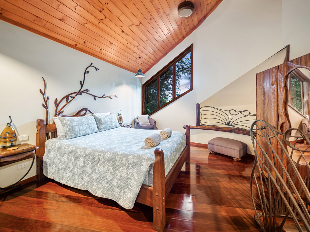 Secrets On The Lake主图