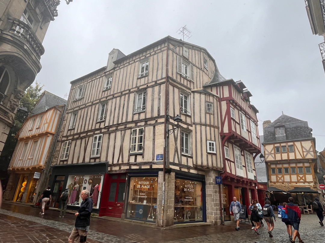 Place Saint-Pierre-瓦讷必去景点