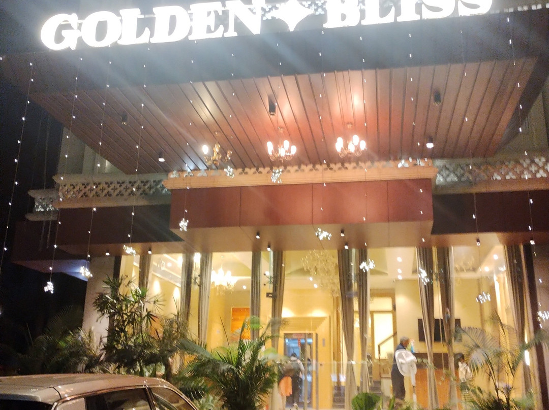 Treebo Tryst Golden Bliss Trimurti Nagar Square主图