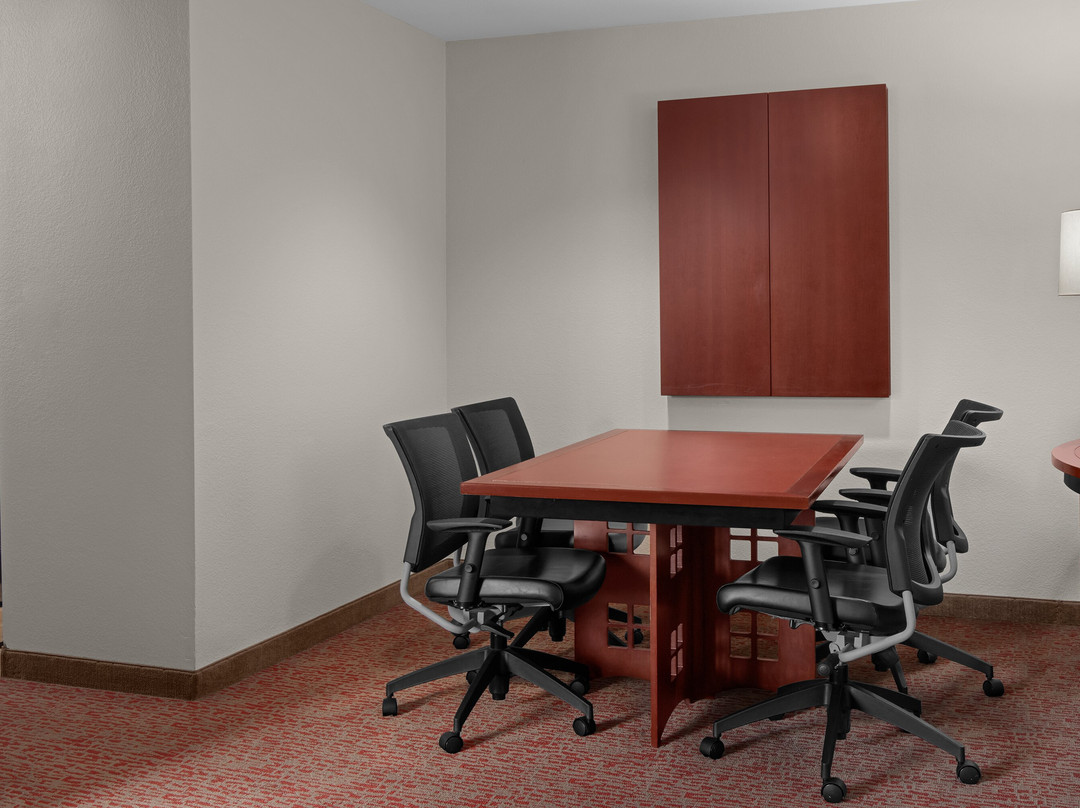 伦顿拉克斯珀兰丁全套房酒店主图