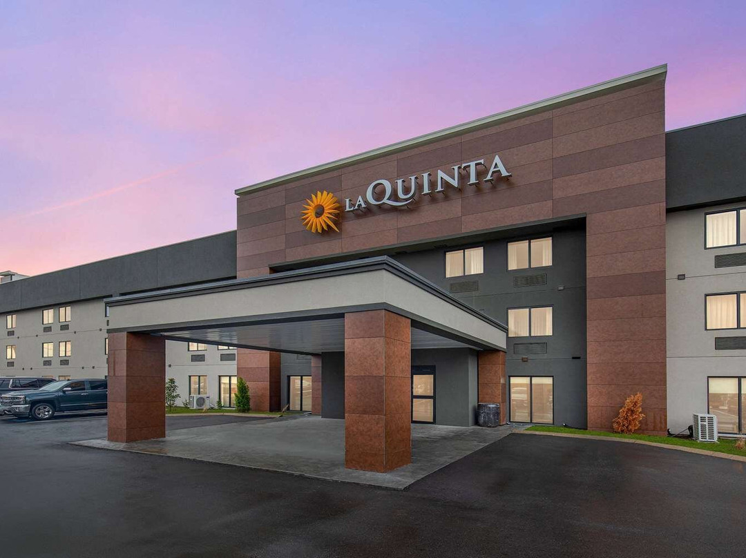 La Quinta Inn & Suites by Wyndham Nashville Airport