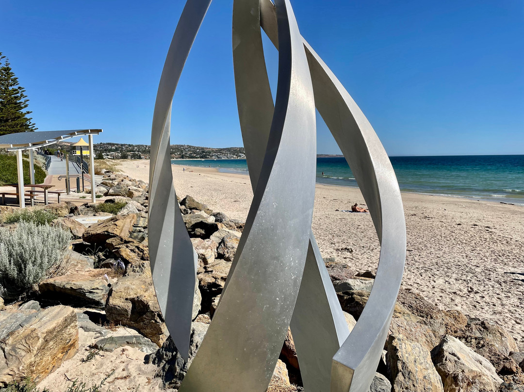 Gyre Sculpture-布莱顿必去景点