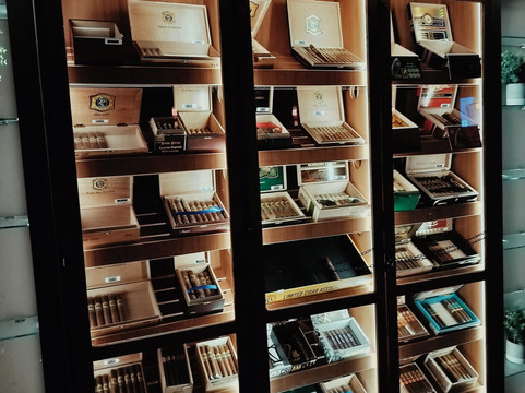 612 Cigar Lounge-阿雷西沃必去景点
