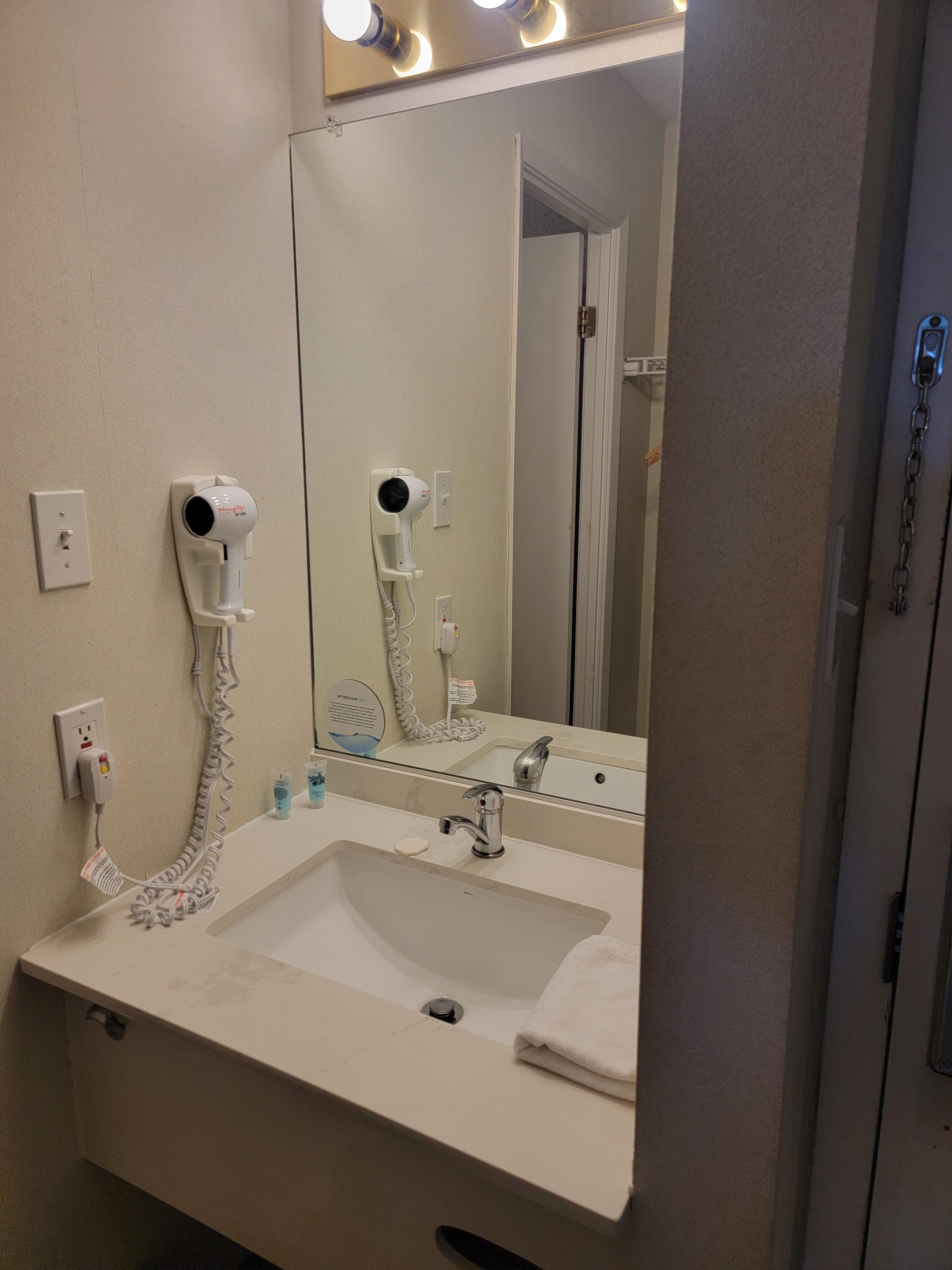 Days Inn by Wyndham Trois-Rivieres-浴室