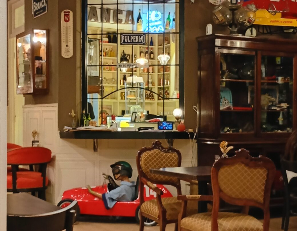 Delis Café Vintage Shop