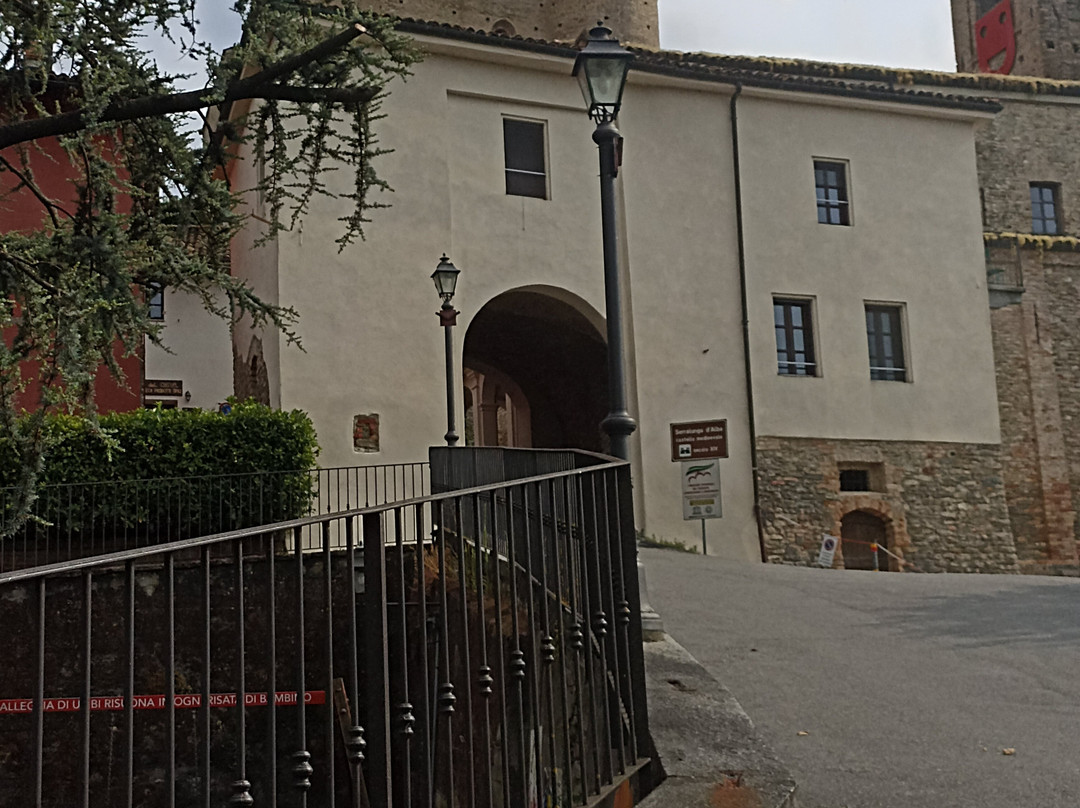 Castello di Serralunga d'Alba-塞拉伦加达尔巴必去景点
