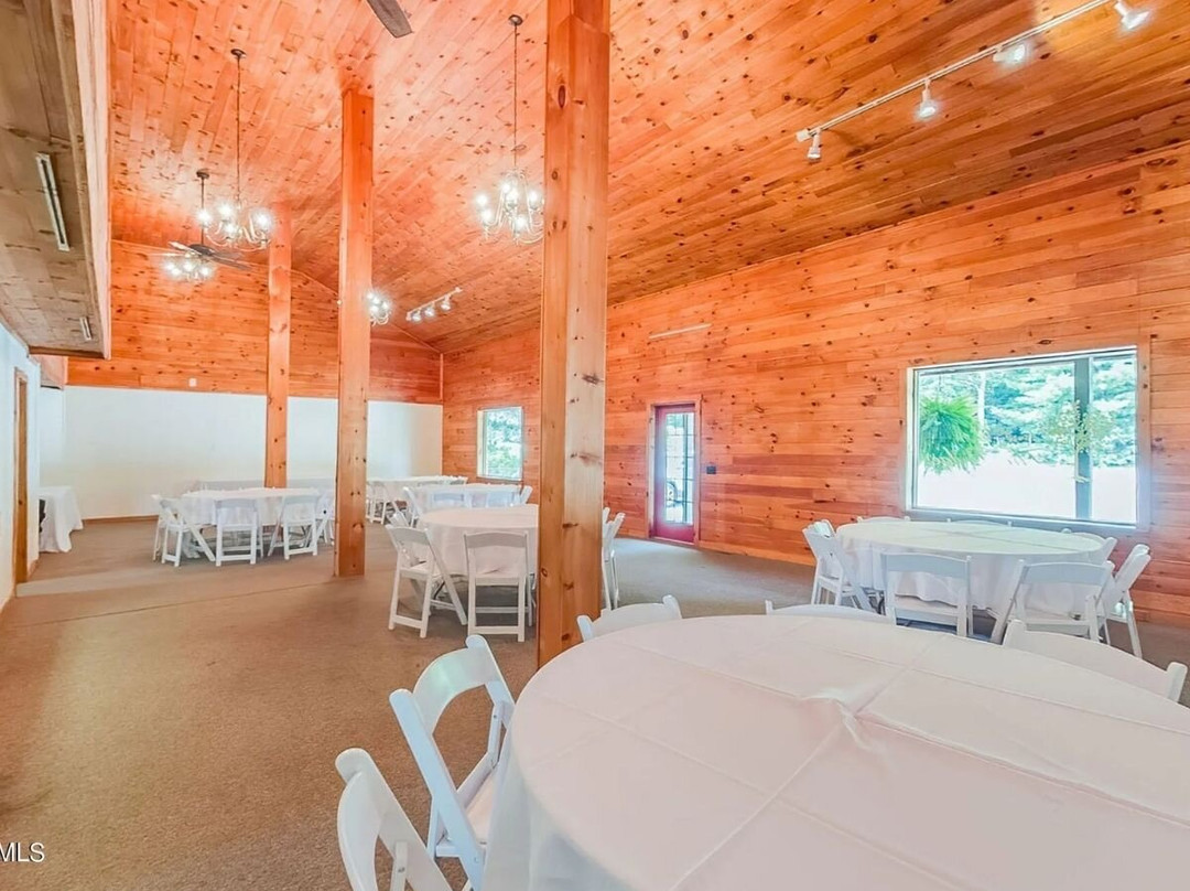 Raven Creek Lodge主图