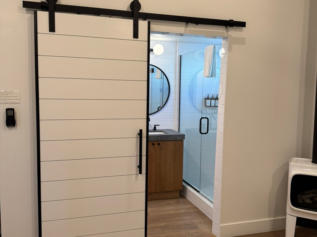 The Pacific Motel主图