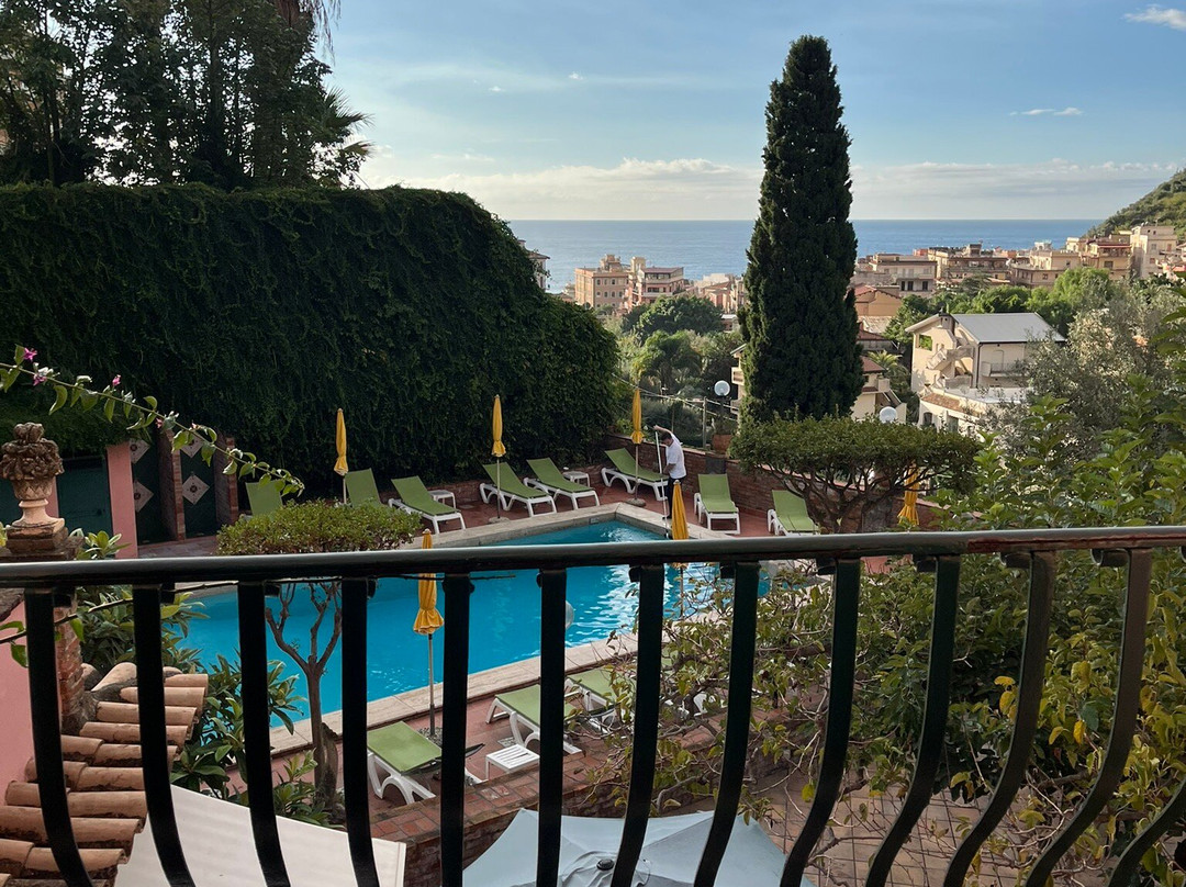 席理娜别墅酒店主图