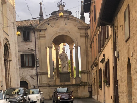 Statua di Sant'Ubaldo-古比奥必去景点