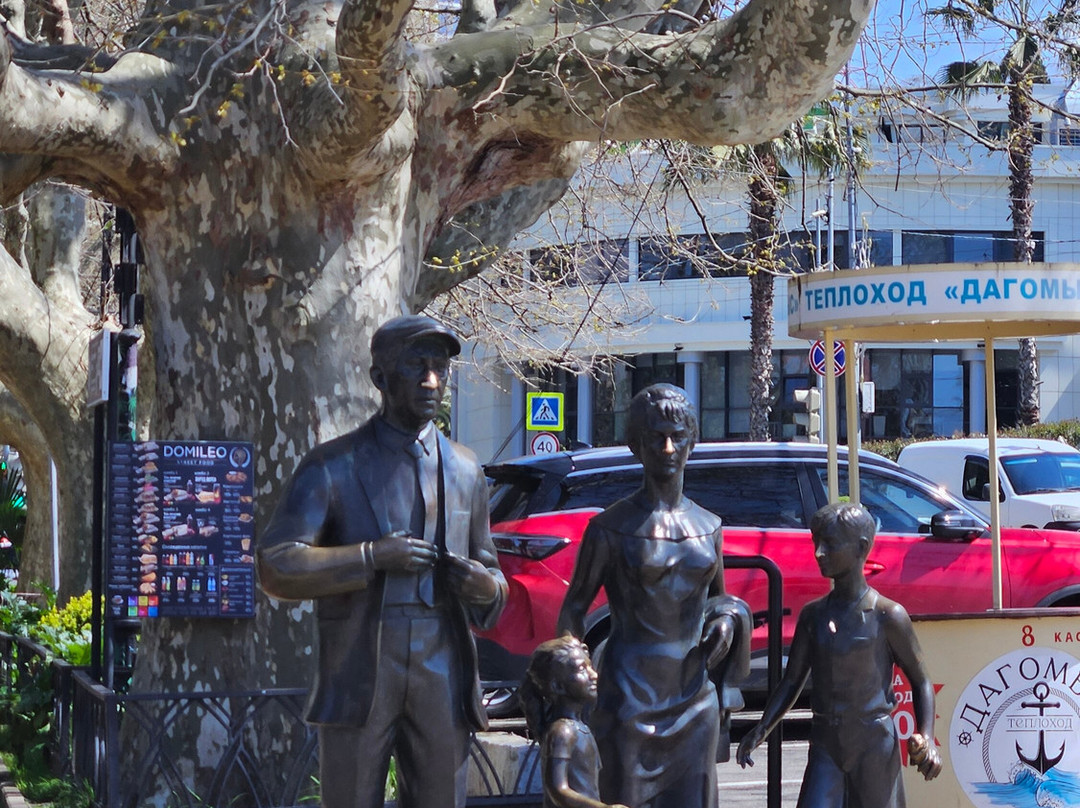 Monument to the Characters of Movie Brilliantovaya Ruka-索契必去景点