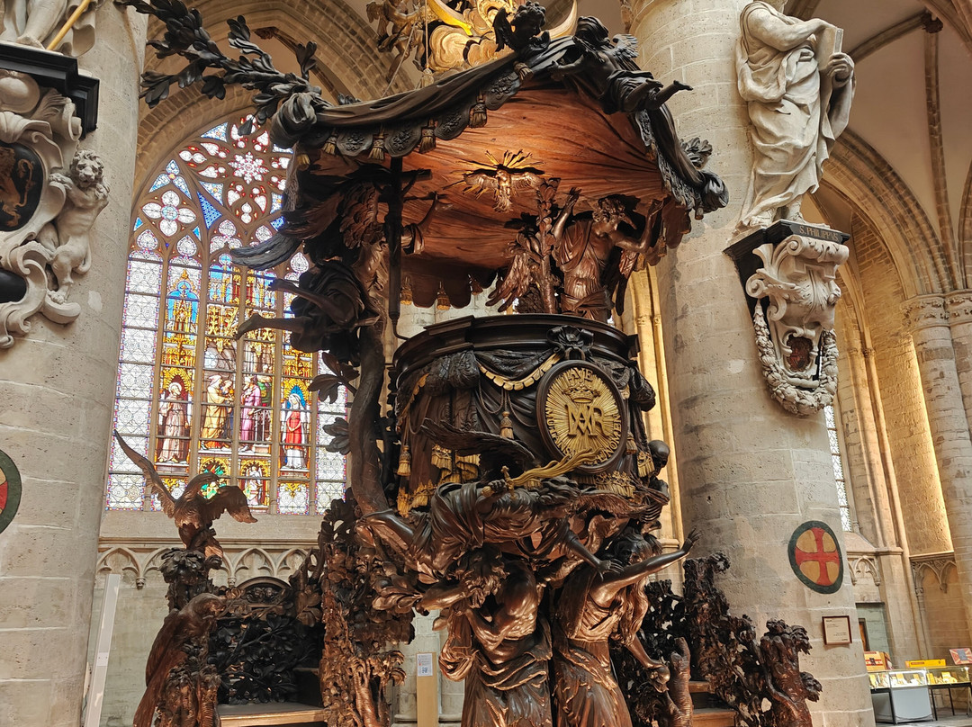 圣弥额尔圣古都勒主教座堂（Cathedrale St-Michel et Ste-Gudule）-布鲁塞尔必去景点