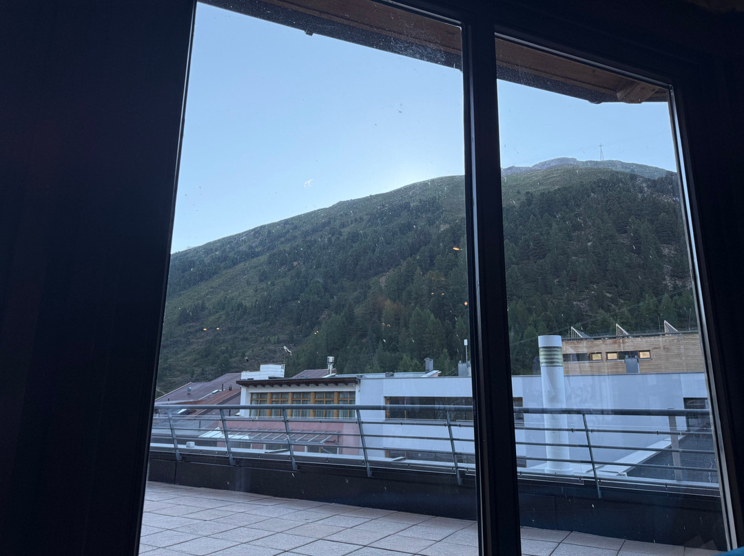 水晶酒店主图