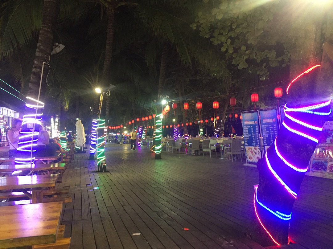 夏日美食广场-三亚市必去景点