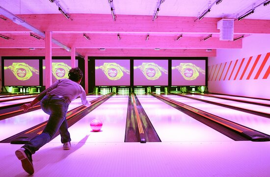 Strike Bowling im Fohren Center-布鲁登茨必去景点
