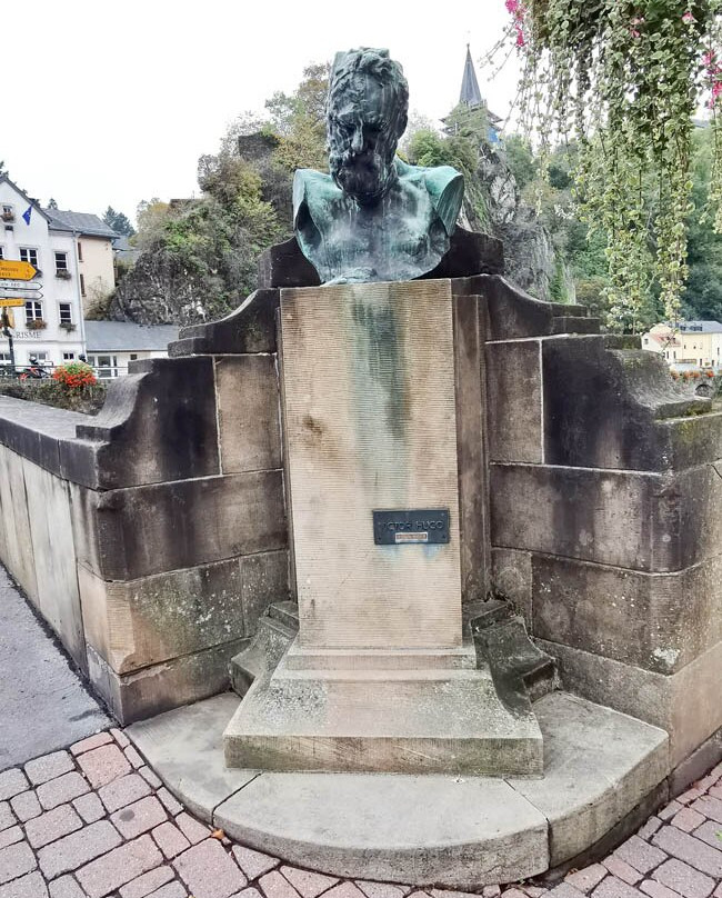Bronze bust - Victor Hugo景点图片
