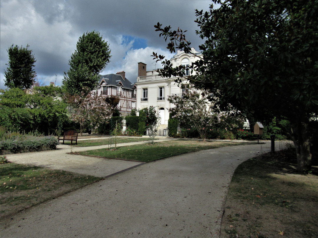 Jardin De La Villa Du Lac-昂吉安莱班必去景点