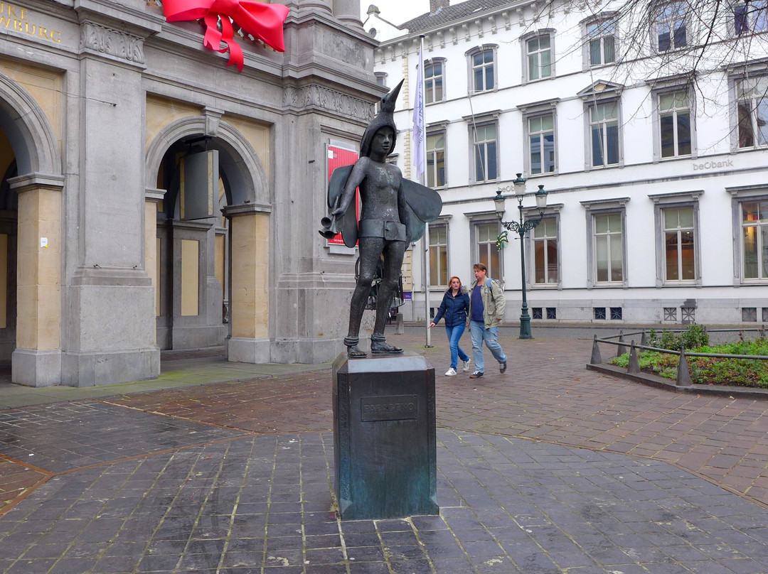 Papageno Statue-布鲁日必去景点