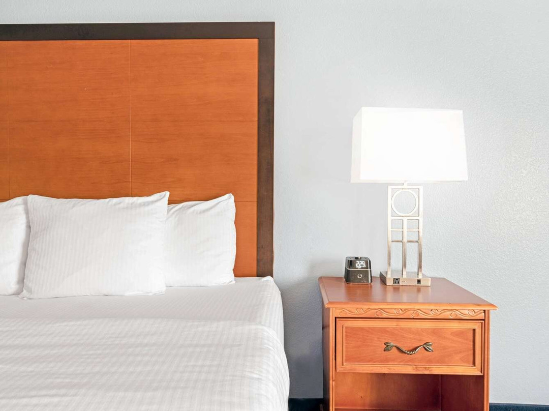 La Quinta Inn & Suites by Wyndham Shawnee主图