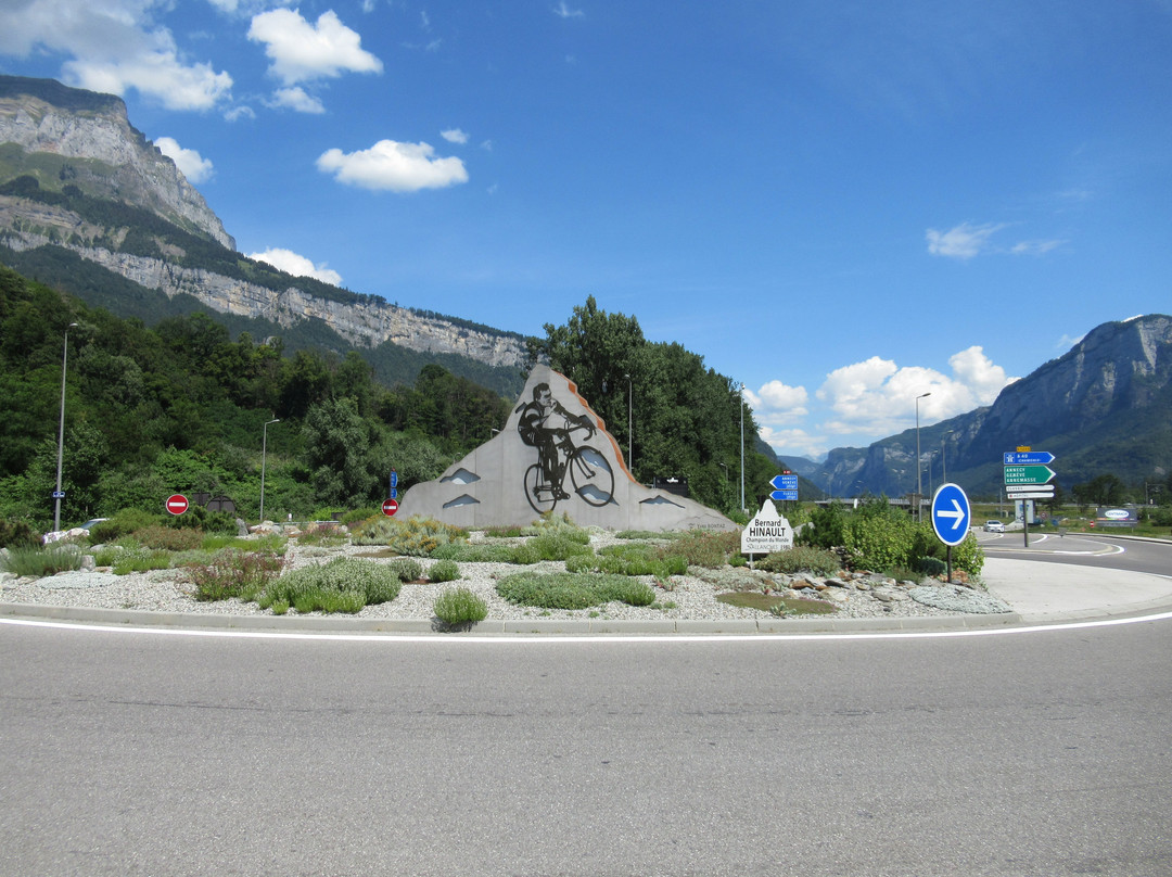Monument Bernard Hinault-萨朗什必去景点
