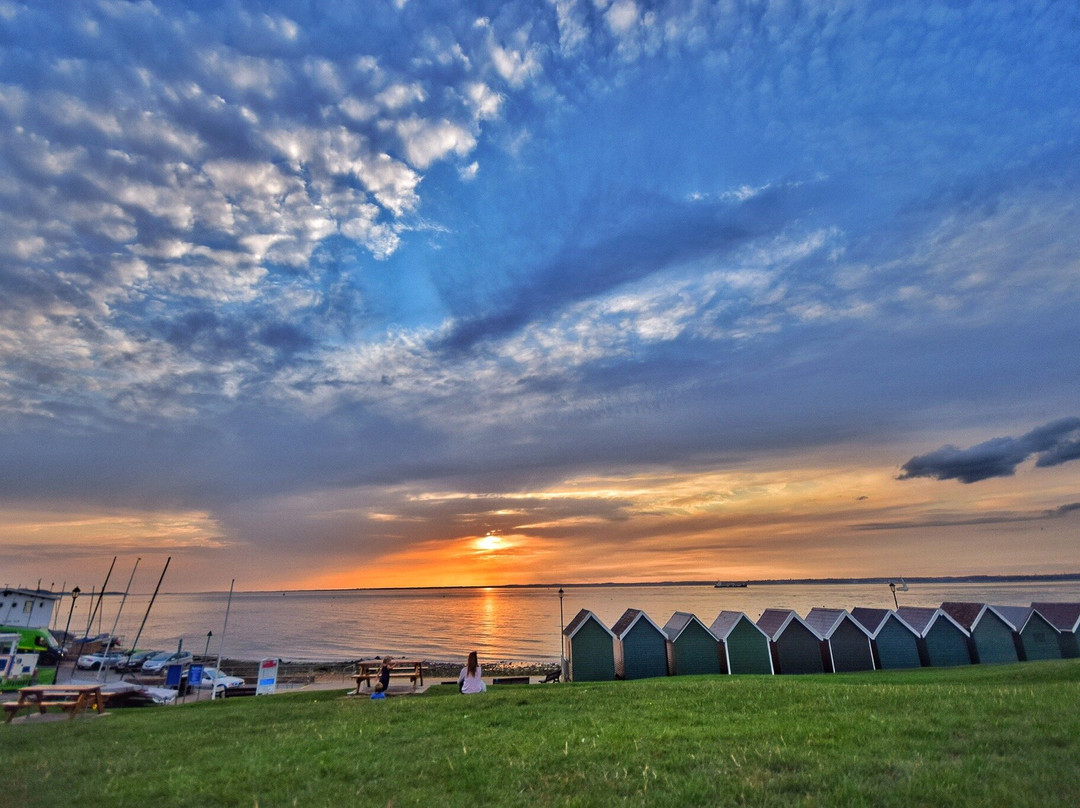 Gurnard Beach景点图片
