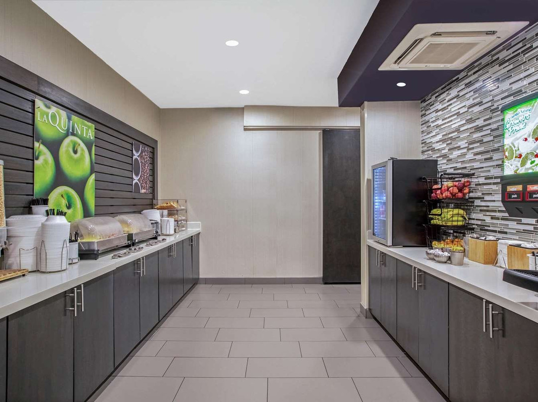 La Quinta Inn & Suites By Wyndham Fayetteville主图