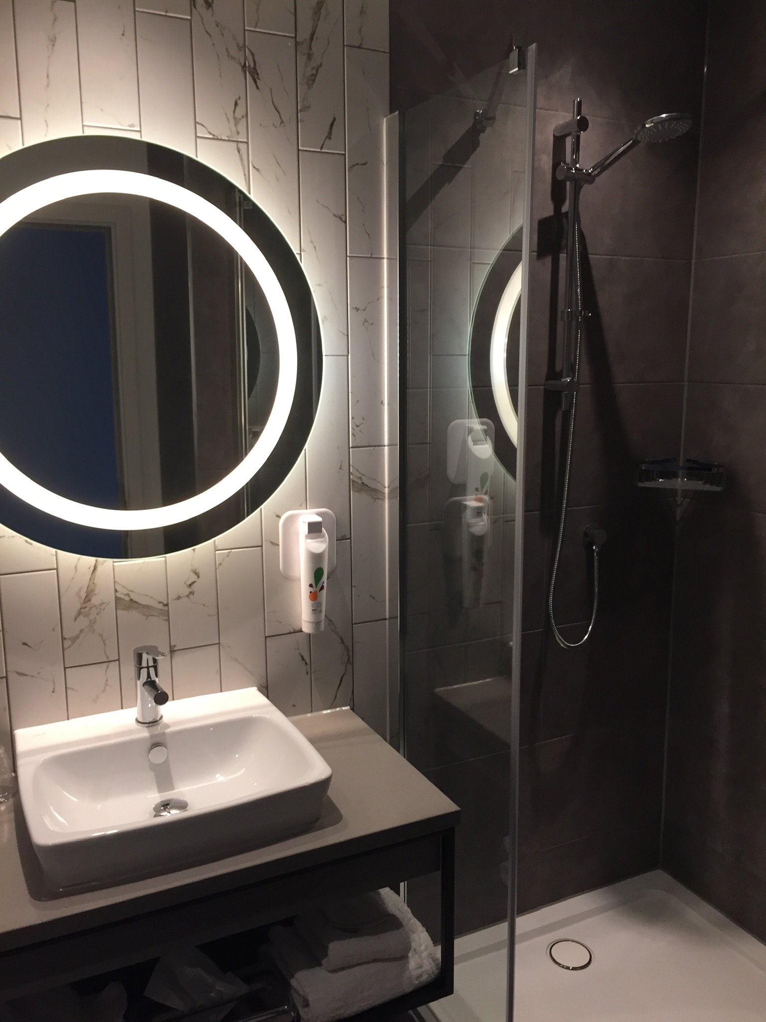 Ibis Styles London Heathrow East-浴室