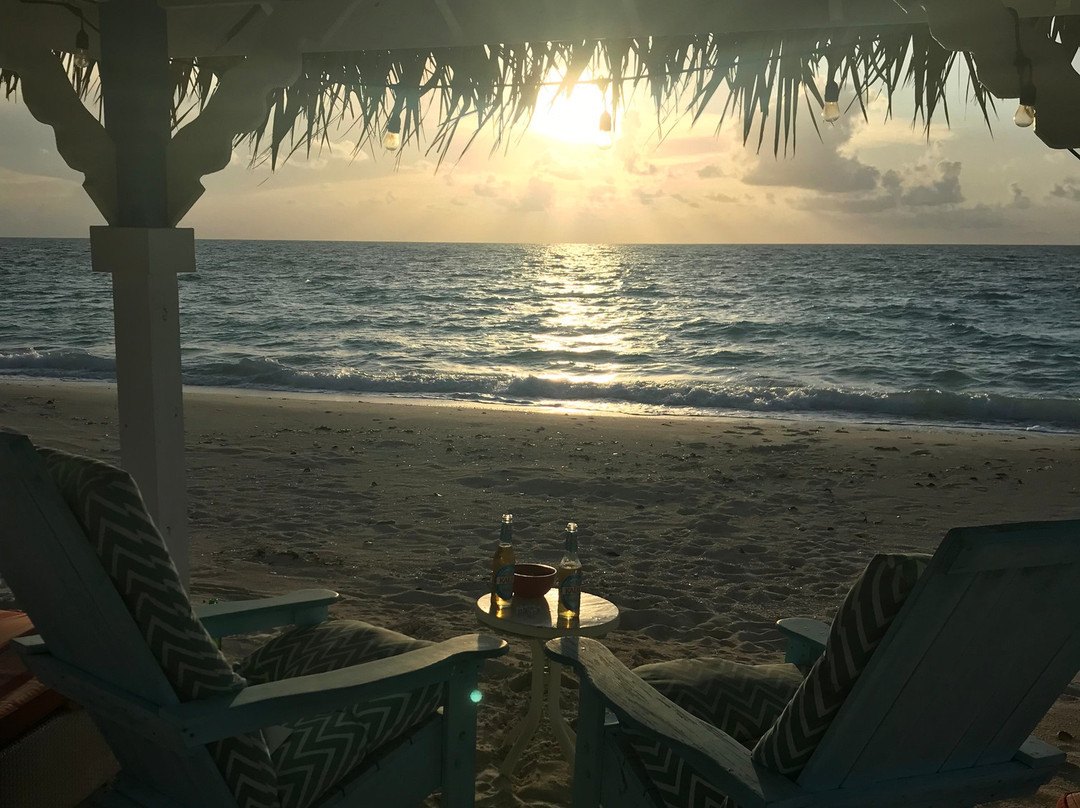 Rollezz Villas Beach Resort主图