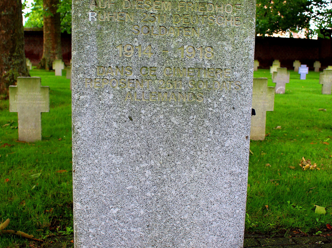 Billy-Montigny Communal Cemetery景点图片