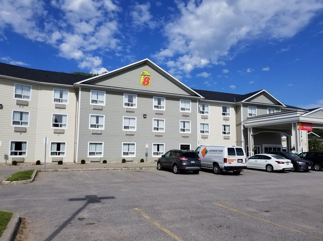 米德兰速8酒店主图