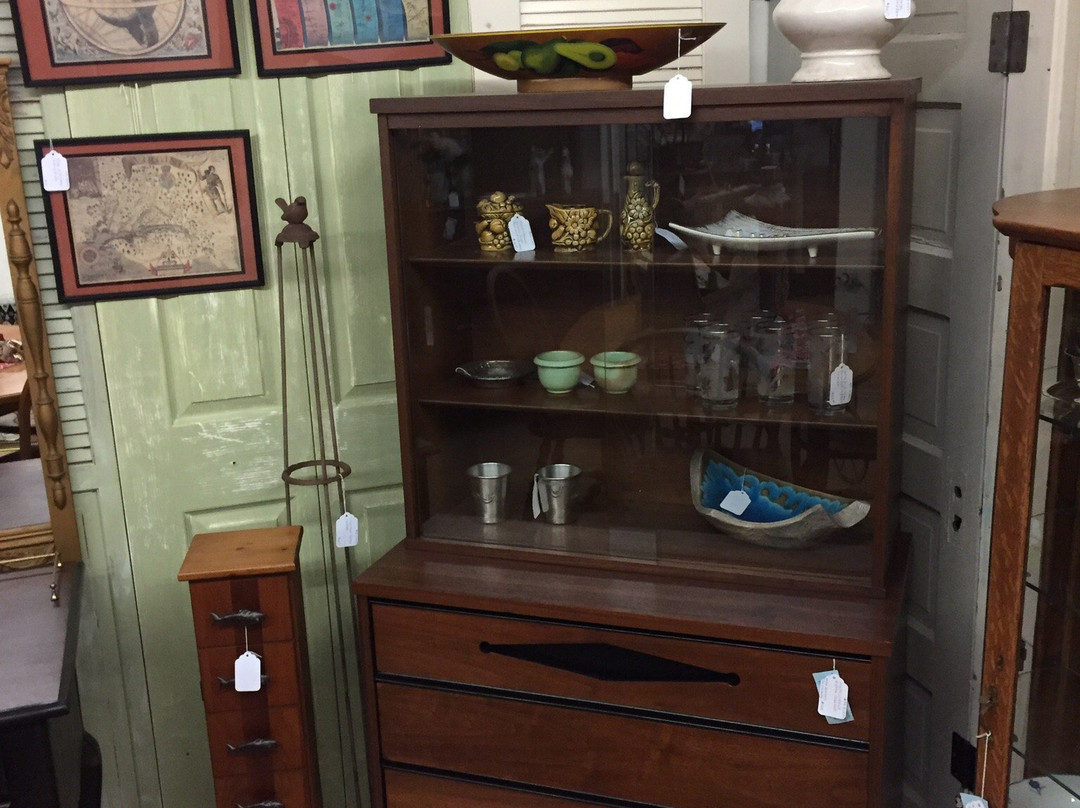 Eighth & Main Antique Center-奇科必去景点