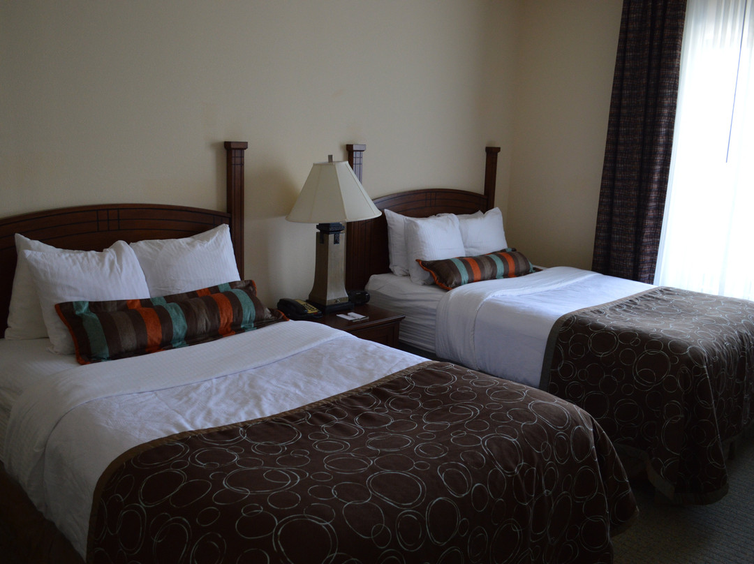 西密尔沃基奥科诺莫沃克驻桥套房酒店主图