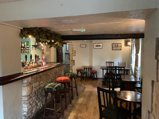 Hawkesbury Upton Fox Inn主图