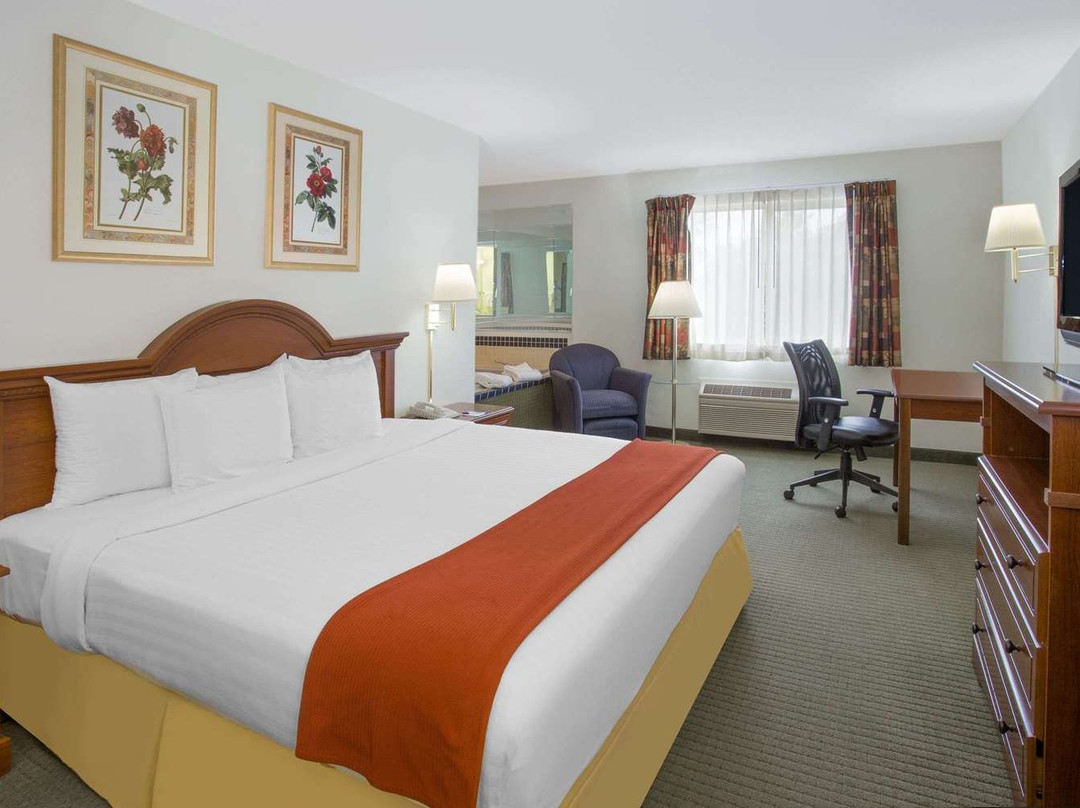 Baymont by Wyndham Freeport主图