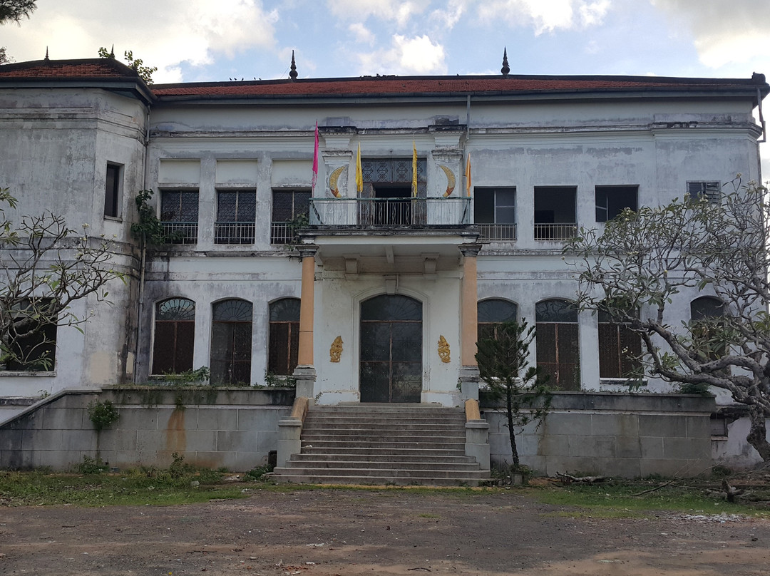 Old Colonial Governers Mansion and Bat Colony-磅同必去景点