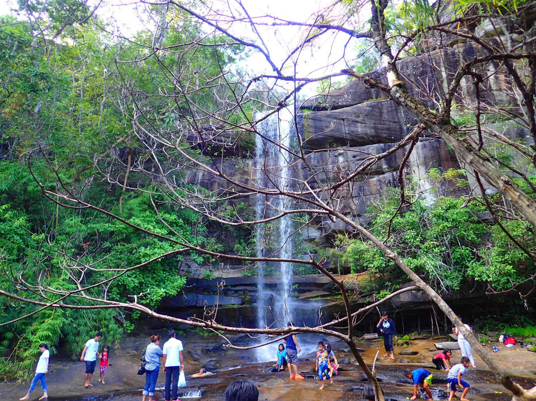 Soi Sawan Waterfall景点图片