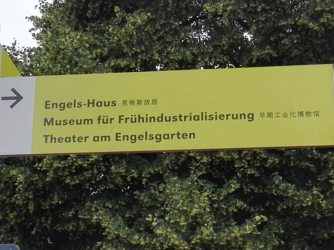 Friedrich-Engels-Denkmal-伍珀塔尔必去景点