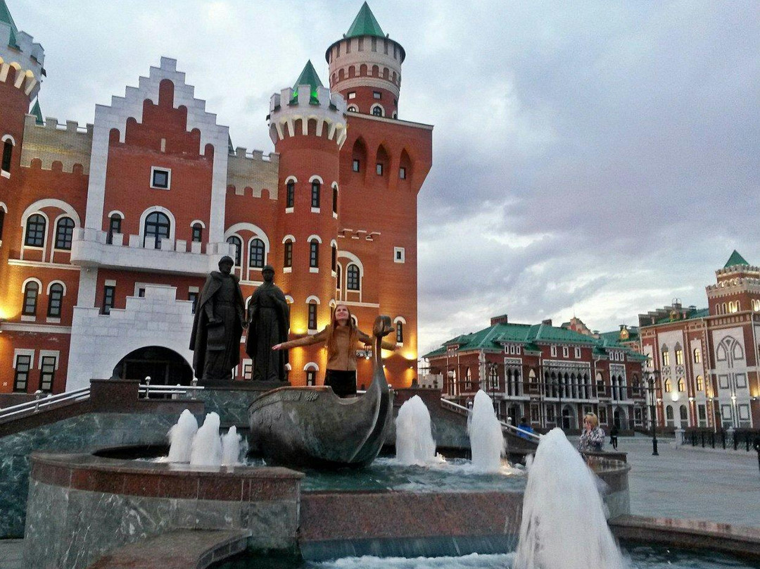 Saint Peter and Fevroniya Monument景点图片